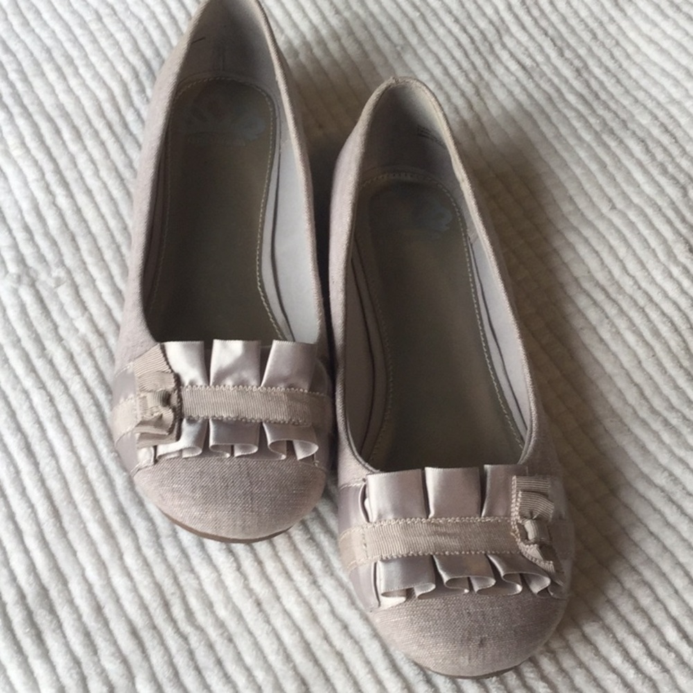 Size 10 Fergie ivory flats